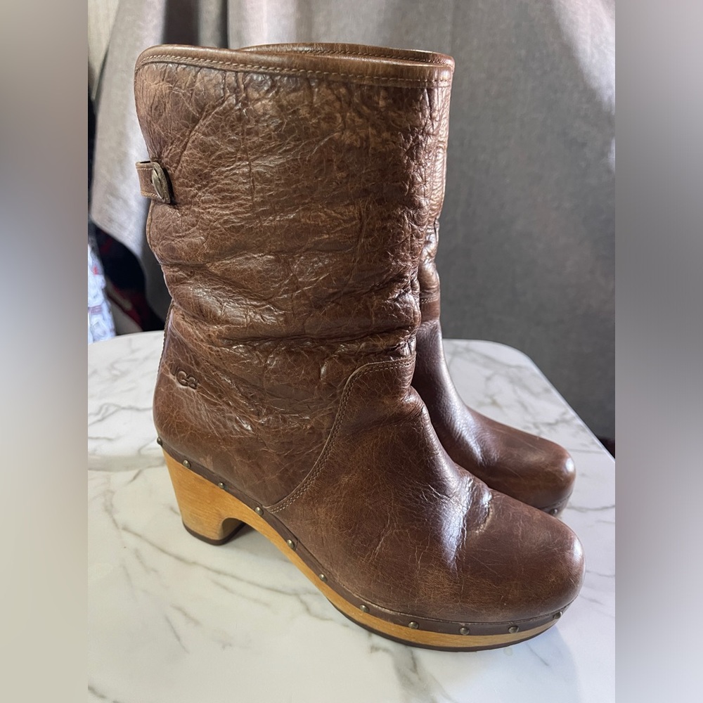 Ugg women’s shearling heeled boot size 7